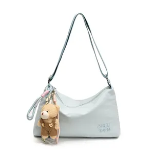 Sac messager hobo bleu clair minimaliste avec mignon ours en peluche marron