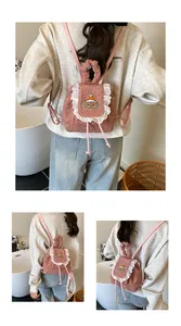 Détails du sac à dos en velours rose avec bordure en dentelle et broderie de chiot mignon