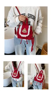 Détail du sac à dos en velours côtelé rouge à pois blancs avec dentelle et ours brodé