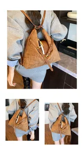 Detailsicht eines karamellbraunen Wildlederrucksacks mit Vintage-Holzperlenquaste und Lederband