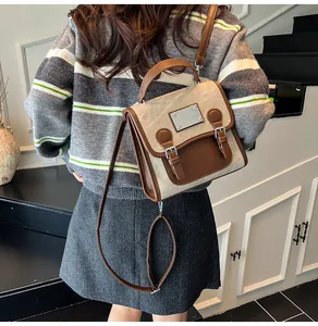 Nahaufnahme des beigefarbenen Canvas-Rucksacks mit braunem Leder auf einem Modellrücken