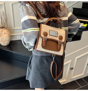 Detailansicht eines Vintage-Rucksacks aus Canvas und braunem Leder in einer Lifestyle-Szene