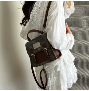 Nahaufnahme des grauen Vintage-Rucksacks mit braunem Lederbesatz aus der Seitenansicht