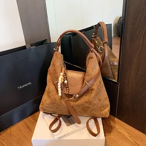 Große Kapazität Damen Wildlederimitat Tragetasche Vintage Pendler Schultertasche Mit Perlenanhänger Mode Crossbody Hobo Rucksack