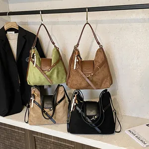 Hobo-Schultertasche im Retro-Matte-Design mit Ethno-Anhänger und Metallschnalle für Damen