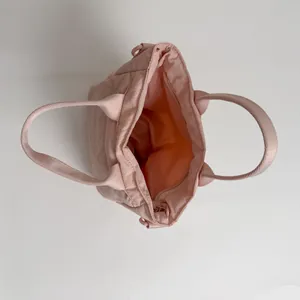 Schicke rosa gesteppte Handtasche für Damen mit leichter Nylon-Textur und Reißverschluss