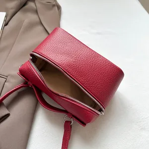 Sac bandoulière en cuir grainé rouge avec zip argenté et compartiment intérieur spacieux