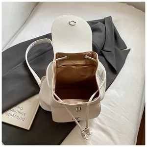 Innenansicht des weißen Vintage-Rucksacks mit Kordelzug und braunem Stofffutter