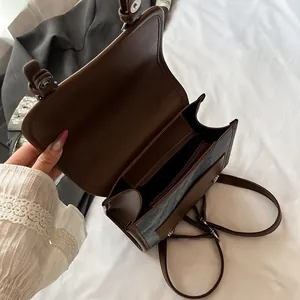 Modischer Rucksack aus braunem Leder und grauem Stoff mit mehreren Fächern