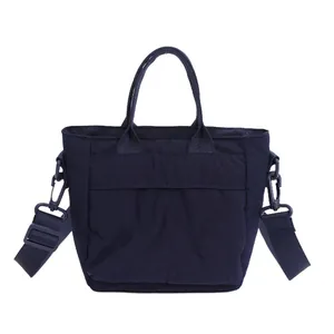 Vielseitige dunkelblaue Nylon-Umhängetasche mit breitem Gurt und stabilen Handgriffen