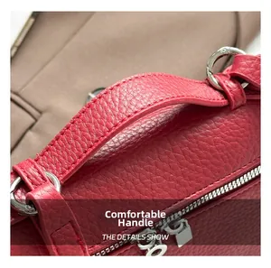 Détail de la texture cuir grainé et des finitions métalliques argentées d'un sac à main rouge