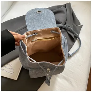 Blauer Denim-Rucksack mit Kordelzug und Schnalle in stilvoller Lifestyle-Präsentation