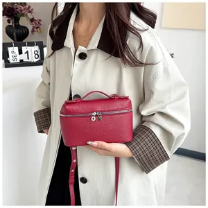 Vue détaillée du sac boîte rouge à motif litchi avec fermeture éclair et poignée