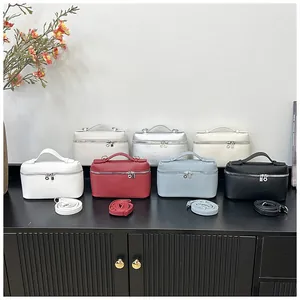 Détails de sacs à main en cuir texturé en six couleurs tendance sur un meuble vintage chic