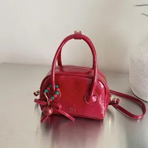 Femmes Mode Brillant PU Cuir Sac Boston Rétro Couleur Unie Sac à Main Avec Pendentif Noeud Perles Bandoulière Réglable Sac Bandoulière Décontracté Quotidien