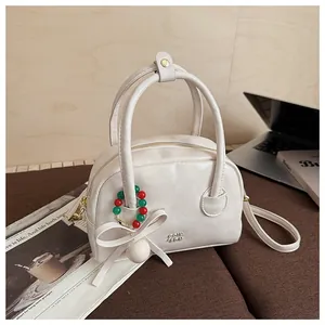 Sac Boston blanc en similicuir avec double poignée et breloque noeud à perles chic