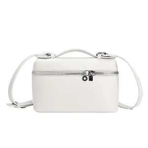 Sac carré en cuir litchi blanc avec détails argentés et poignée supérieure