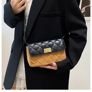 Detail einer schicken gesteppten Umhängetasche mit Goldschnalle an einem Modell