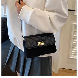 Detailansicht der eleganten Umhängetasche mit Rautensteppung und goldenem Drehverschluss