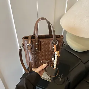 Damen Vintage Gewebte PU-Leder Eimertasche Koreanischer Stil Kleine Umhängetasche Mit Perlenanhänger Tägliche Handtasche