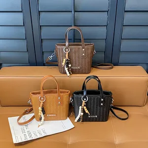 Drei Mini-Webtaschen in Schwarz, Dunkelbraun und Hellbraun mit modischen Holzperlen
