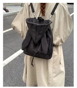 Détails du sac à dos en daim noir avec oreilles de lapin créatives et anneaux métalliques