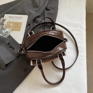 Braune Mini-Boston-Tasche aus glänzendem Leder mit Spitzendetail und Schultergurt