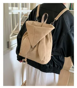 Mannequin portant un sac à dos en daim minimaliste avec détail capuche oreilles de lapin