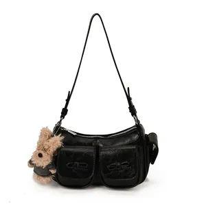 Schwarze Y2K-Halbmond-Schultertasche mit Schleifentaschen und Plüschhasen-Anhänger