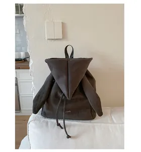 Détail du rabat oreille de lapin et du logo linkink sur le sac en daim gris foncé