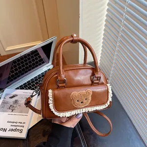 Damen Mode PU Leder Umhängetasche Mit Teddybär Aufnäher Spitzenbesatz Trendige Pendler Crossbody Handtasche Boston Tasche Täglich Casual Kleine Quadratische Geldbörse