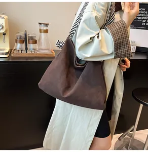 Grand sac à épaule marron foncé avec texture matelassée et bandoulière tissée