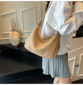 Détail du sac hobo tissé kaki avec chaîne en métal argenté et bandoulière