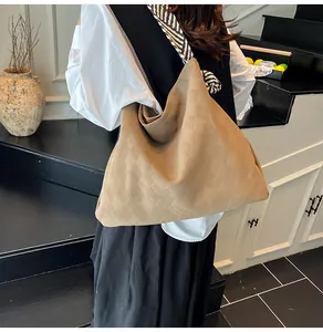 Détail du sac fourre-tout kaki avec texture à carreaux et large bandoulière tissée rayée