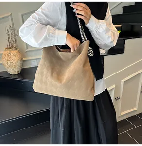Détail du sac cabas kaki avec texture en damier gaufré et bandoulière tissée large