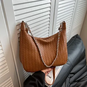 Sac hobo tressé en cuir marron avec bandoulière chaîne argentée pour l'automne