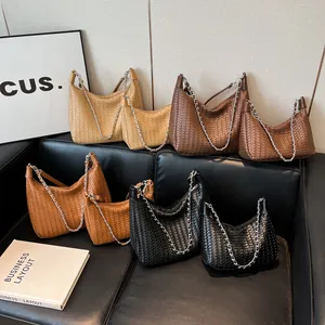 Sac sous le bras tissé tendance avec chaîne argentée en quatre couleurs variées