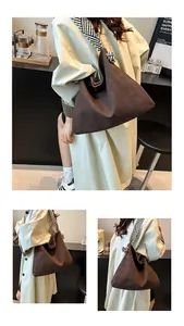 Détail d'un grand sac cabas marron texturé avec bandoulière tissée à rayures bicolores