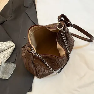 Sac fourre-tout tissé marron foncé avec chaîne argentée et grande capacité intérieure