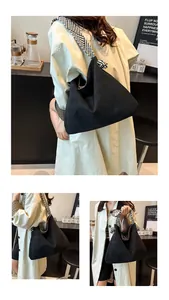 Détail du sac cabas matelassé noir avec bandoulière tissée rayée et design à nœuds