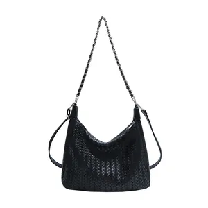Sac hobo tissé noir chic avec bandoulière chaîne argentée et texture tressée
