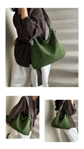 Détail du sac cabas vert foncé avec texture quadrillée et bandoulière motif zébré