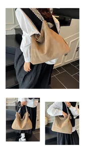 Détail du sac cabas gaufré à damier avec bandoulière tissée à rayures noir et blanc
