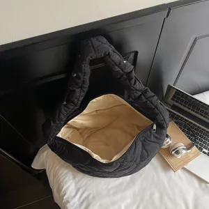 Sac hobo noir matelassé à cœurs avec grande capacité et fermeture éclair