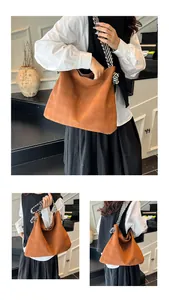 Détails du sac fourre-tout en daim caramel avec motif matelassé et bandoulière rayée