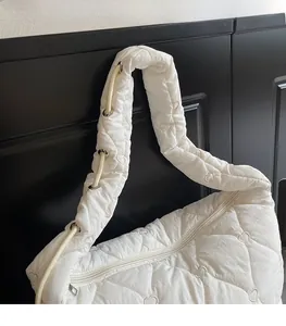 Gros plan détaillé du sac bandoulière blanc matelassé avec motif de couture en cœur