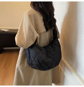Détail du matelassage en cœur sur le grand sac à bandoulière noir forme croissant