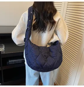 Détail du sac hobo en nylon bleu marine avec matelassage cœur et boucle ajustable