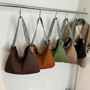 Grands sacs hobo en cinq couleurs avec larges bretelles géométriques et fini mat