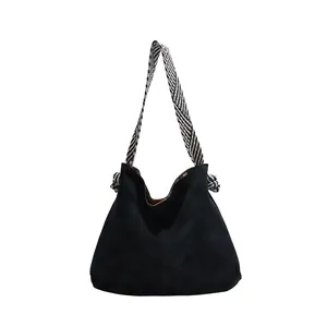 Grand sac fourre-tout noir matelassé avec une bandoulière à motif noir et blanc chic